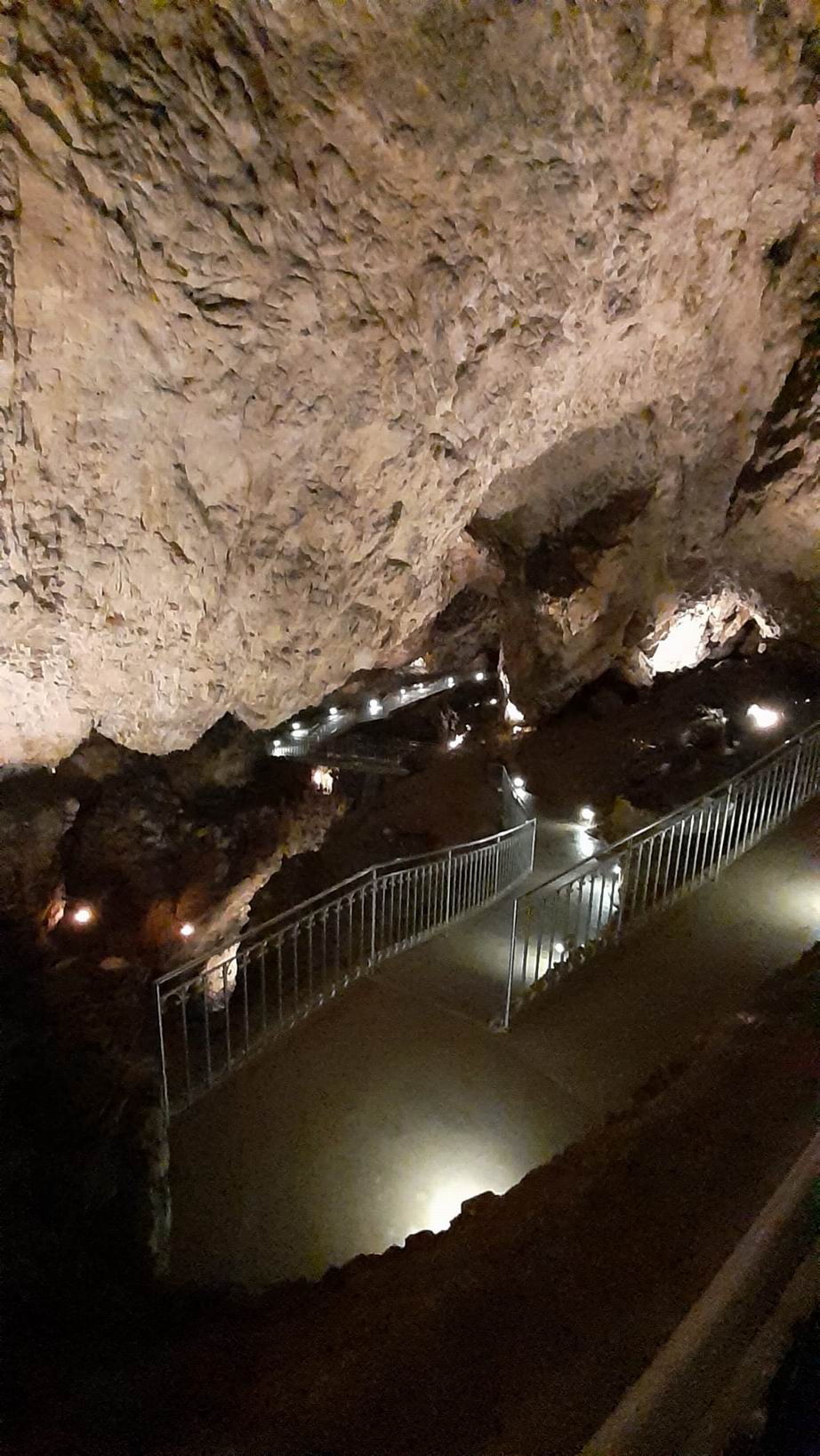 44 zámek a jeskyně