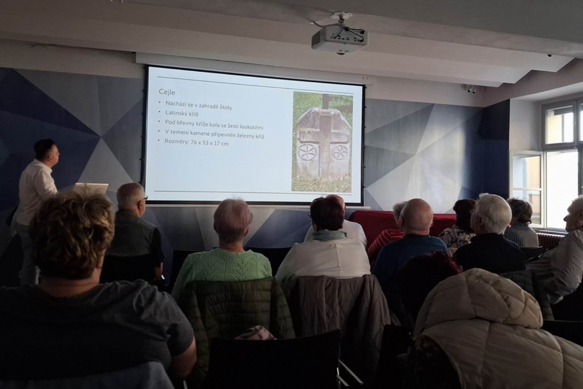 11 HRANIČNÍ A SMÍRČÍ KAMENY