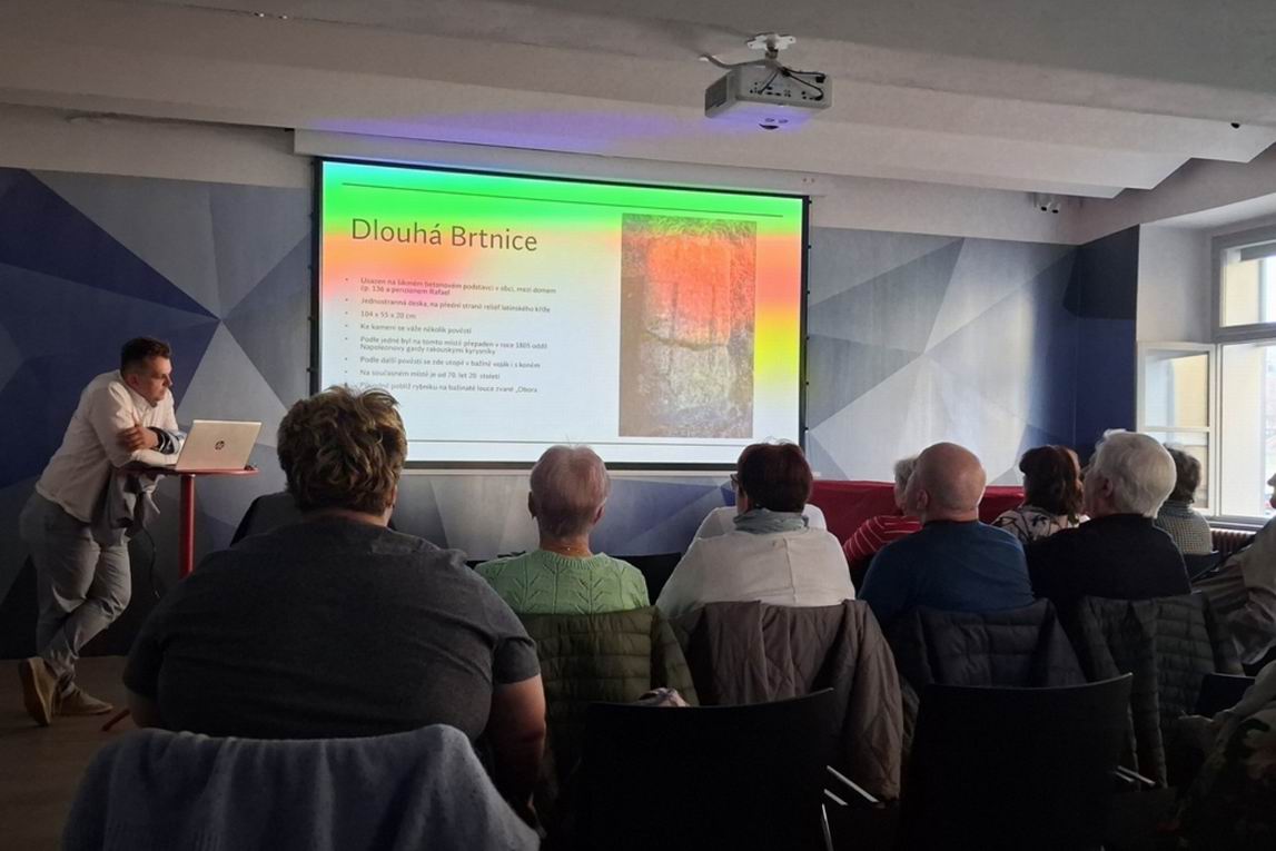 13 HRANIČNÍ A SMÍRČÍ KAMENY