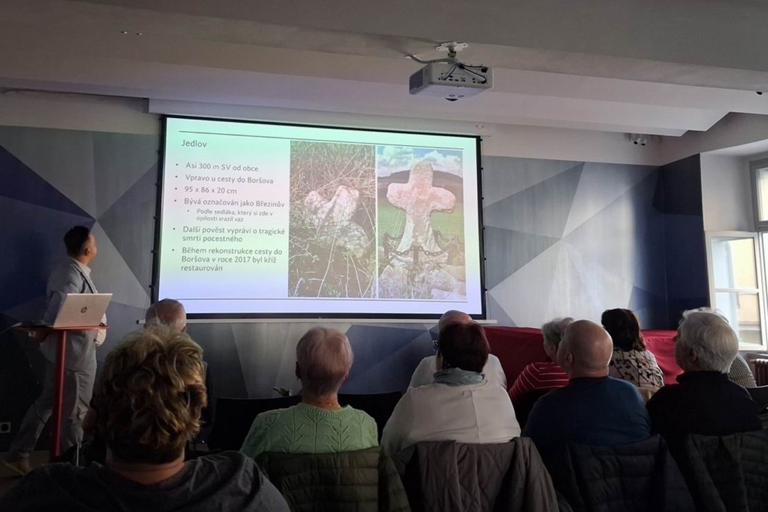 16 HRANIČNÍ A SMÍRČÍ KAMENY