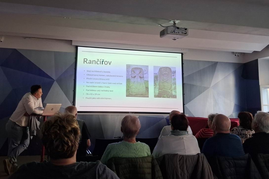 23 HRANIČNÍ A SMÍRČÍ KAMENY