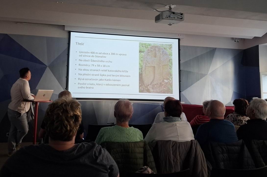 31 HRANIČNÍ A SMÍRČÍ KAMENY