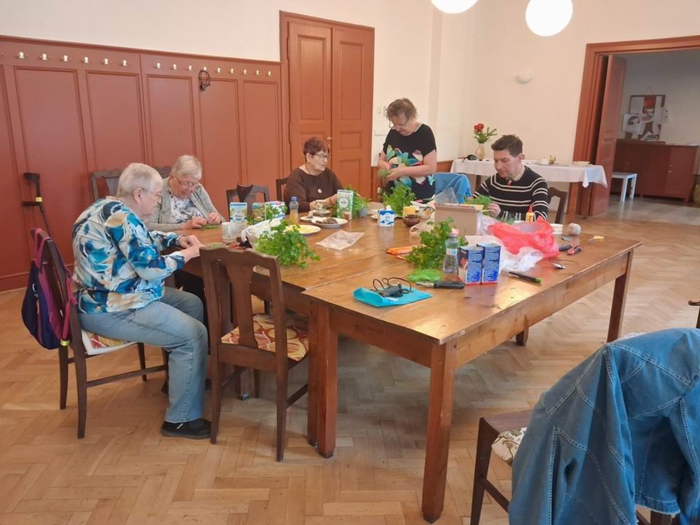 01 KVĚTINÁČE Z TERAPAKŮ A PALOUČKY