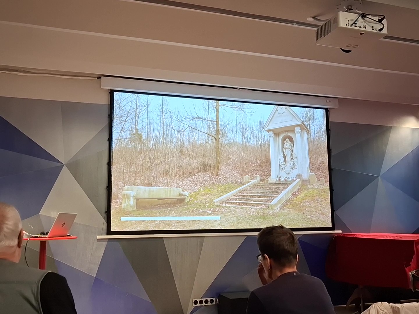 15. HELENÍN A TOVÁRNA KARLA LӦWA