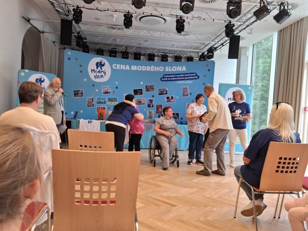 37 O CENU MODRÉHO SLONA