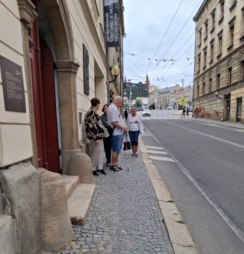 002. VŠECHNO JE MOŽNÁ NĚČÍM JINÝM