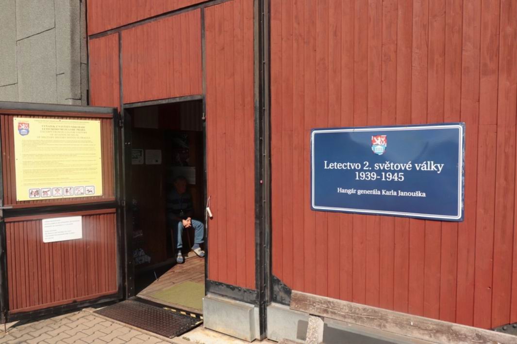 029. letecké muzeum Kbely a zámek Veltrusy