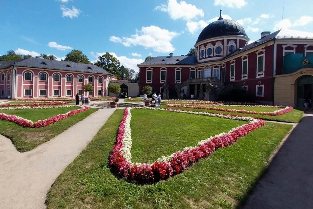 064. letecké muzeum Kbely a zámek Veltrusy